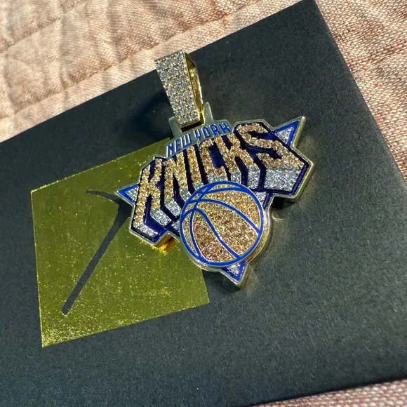 New York Knicks 18K Gold Plated Pendant - Picture 4 of 7
